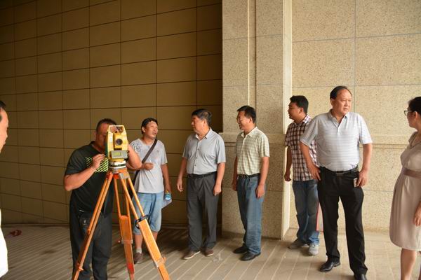 調(diào)整大小 10、在方誠(chéng)棕櫚泉實(shí)測(cè)工地，聽取項(xiàng)目進(jìn)度、安全生產(chǎn)等方面工作的匯報(bào).JPG