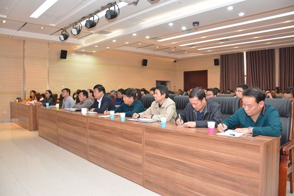 4、公司領(lǐng)導(dǎo)班子成員參加專題報告.jpg