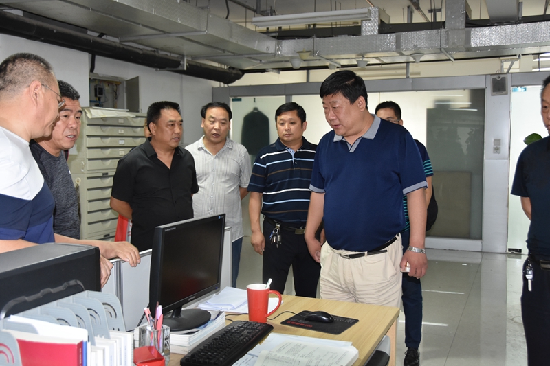 9-公司總經(jīng)理曹紅普帶領(lǐng)晉城市規(guī)劃設(shè)計研究院院長秦軍一行參觀建筑設(shè)計院辦公區(qū).jpg