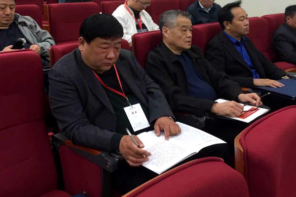 2. 公司副董事長、總經(jīng)理曹紅普認真聽取勘察設(shè)計行業(yè)相關(guān)報告_副本.jpg