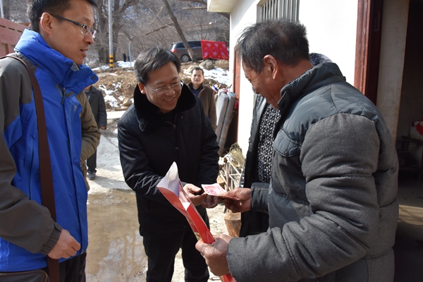 4.公司副總經(jīng)理、工會(huì)主席陳向軍走訪貧困戶，將慰問(wèn)金送至村民手中.jpg