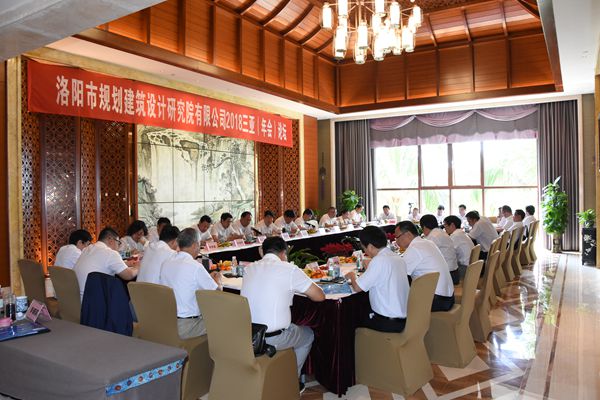 1. 與會人員為公司發(fā)展建言獻(xiàn)策.jpg