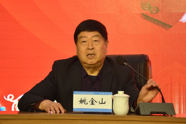 2、黨委書記姚金山指出：承包協(xié)議的簽訂是責(zé)任的傳遞、信任的傳遞和力量的傳遞。 (2).jpg